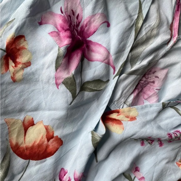 ⚡️2/$20 Women’s floral short sleeve romper - Picture 2 of 5